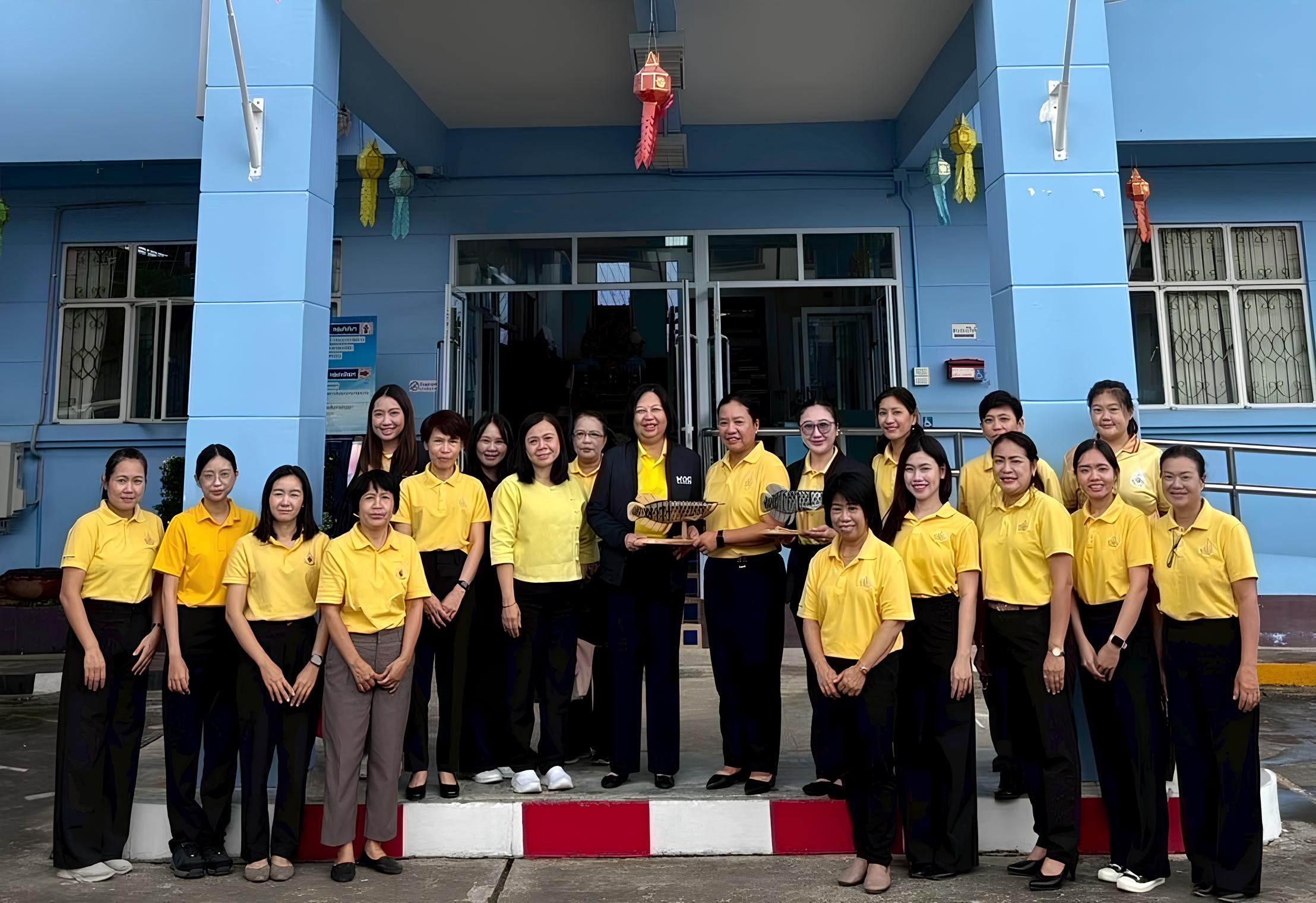 รองปลัดกระทรวงพาณิชย์ (นางโสรดา เลิศอาภาจิตร์) พร้อมคณะทำงานบริหารศูนย์บริการประชาชนกระทรวงพาณิชย์ (MOC Service Center : MOCSC) ได้ลงพื้นที่ให้คำแนะนำปรึกษาแก่ศูนย์บริการประชาชนกระทรวงพาณิชย์จังหวัดลำปาง