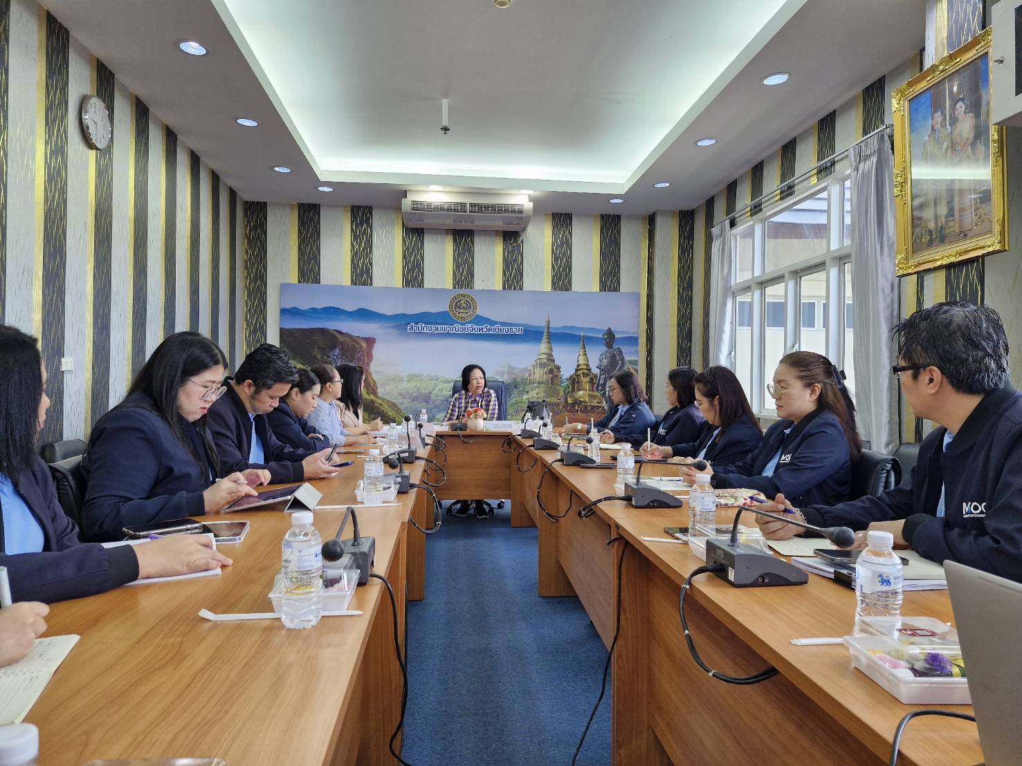 รองปลัดกระทรวงพาณิชย์ (นางโสรดา เลิศอาภาจิตร์) พร้อมคณะทำงานบริหารศูนย์บริการประชาชนกระทรวงพาณิชย์ (MOC Service Center : MOCSC) ได้ลงพื้นที่ให้คำแนะนำปรึกษาแก่ศูนย์บริการประชาชนกระทรวงพาณิชย์จังหวัดเชียงราย