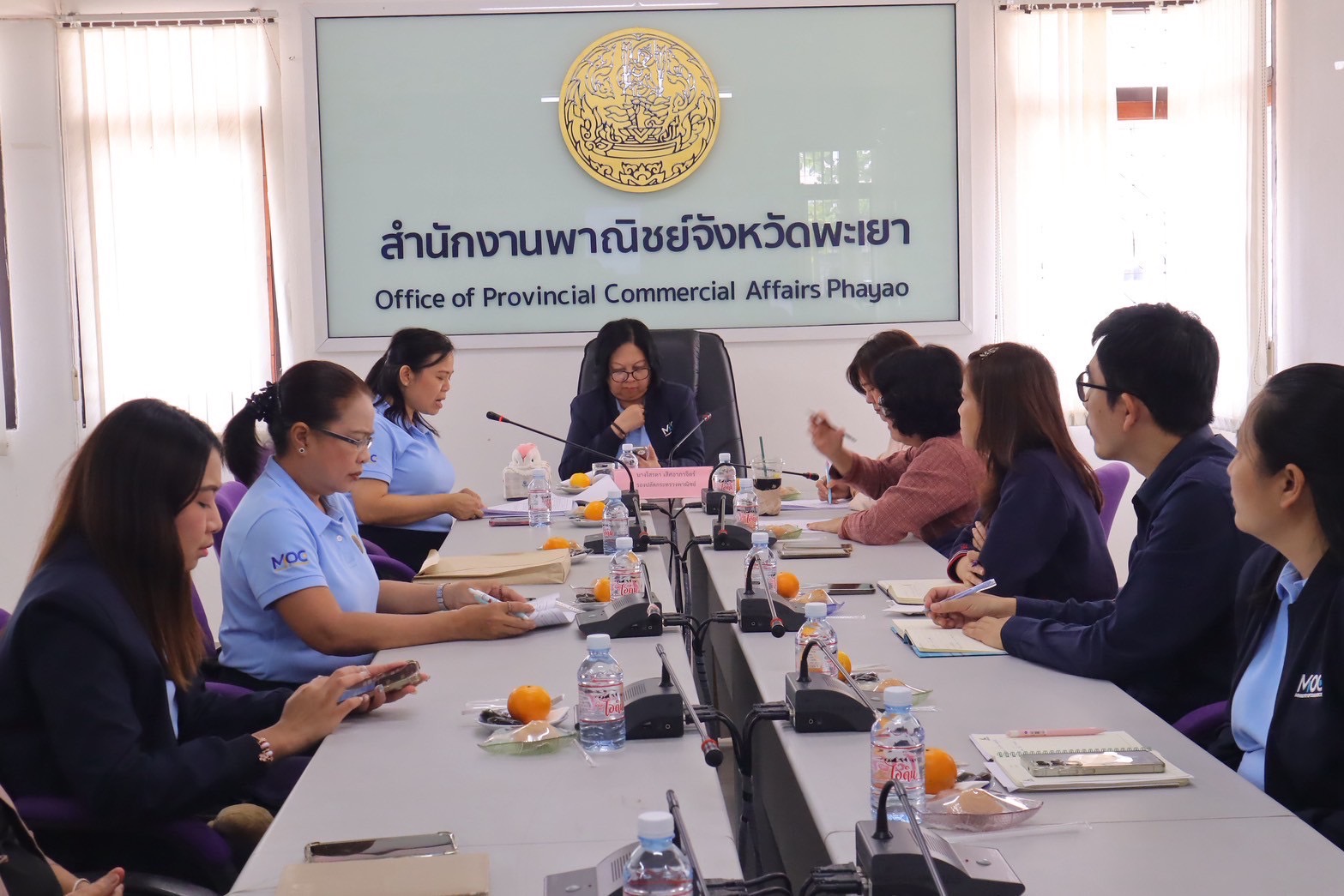 รองปลัดกระทรวงพาณิชย์ (นางโสรดา เลิศอาภาจิตร์) พร้อมคณะทำงานบริหารศูนย์บริการประชาชนกระทรวงพาณิชย์ (MOC Service Center : MOCSC) ได้ลงพื้นที่ให้คำแนะนำปรึกษาแก่ศูนย์บริการประชาชนกระทรวงพาณิชย์จังหวัดพะเยา